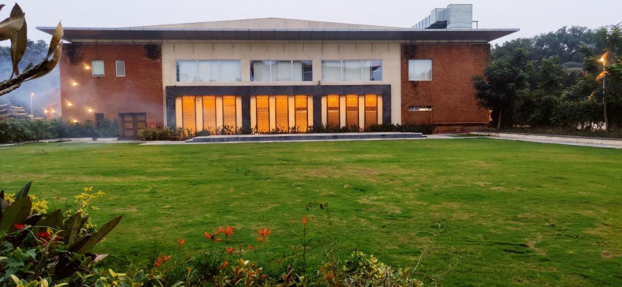 Manjeera Sarovar Premiere Hotel Rajahmundry Exterior photo